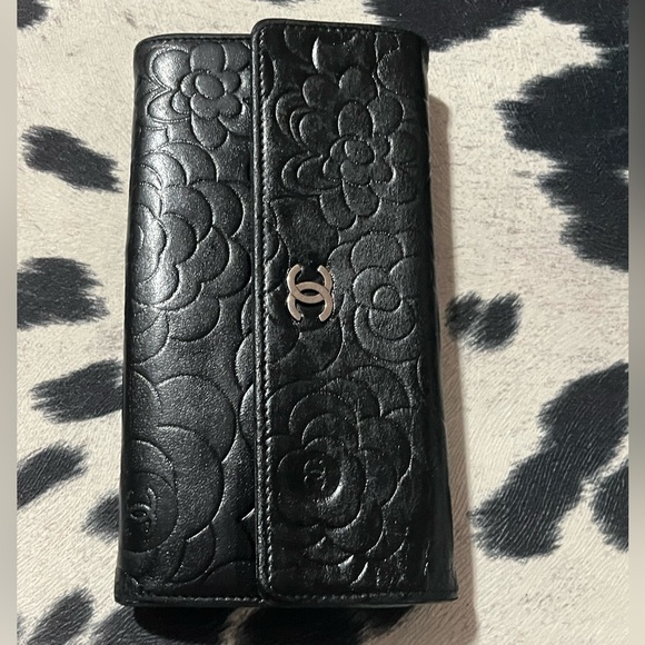 CHANEL Black Leather Floral Camellia Wallet - Picture 4 of 16
